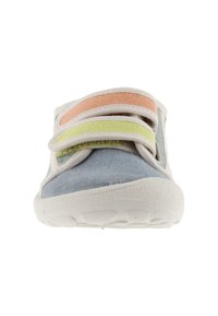 Scarpa in tessuto blu con tre cinturini regolabili in velcro nei colori rosa, giallo e verde. Suola in gomma bianca con battistrada testurizzato.