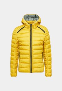 Veste à capuche matelassée jaune avec fermeture éclair noire et accents aux épaules, dotée de poches avant zippées et d'une doublure intérieure de capuche gris clair.