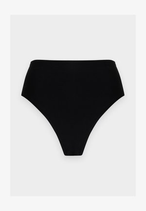 Bas de bikini noir taille haute avec un design simple et lisse et une couverture modérée des jambes sur un fond clair uni.
