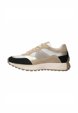 Beige en zwarte sneakers met een mix van mesh en suède materialen, een dikke rubberen zool en een slank, gestroomlijnd ontwerp.