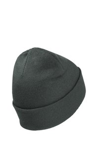 Berretto lavorato a maglia di un grigio scuro con risvolto, esposto su uno sfondo bianco.