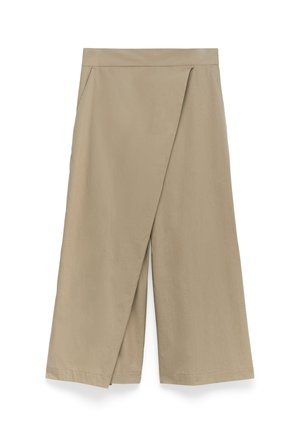 Pantaloni a gamba larga beige con design avvolgente, dotati di tasche laterali e un tessuto liscio e testurizzato. Linee pulite e hardware minimale.