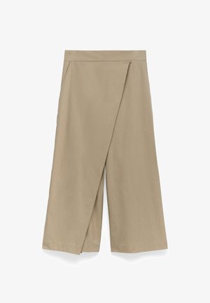 Beige wijde broekspijpen met een wikkelontwerp, voorzien van zijzakken en een gladde, textuurstof. Strakke lijnen en minimale hardware.