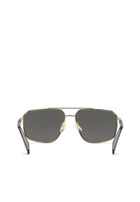 Lunettes de soleil à monture métallique avec verres rectangulaires foncés, embouts de branches noirs et plaquettes de nez ajustables, positionnées sur fond blanc.