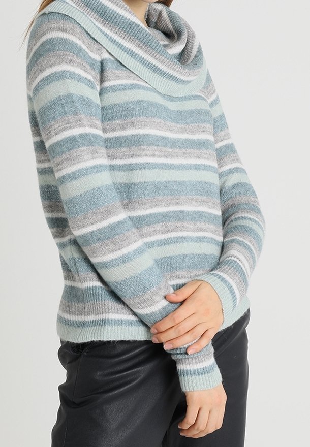 Pull en mélange de laine avec un col bénitier, présentant des rayures horizontales dans des nuances de bleu, gris et blanc. Texture douce, poignets ajustés.