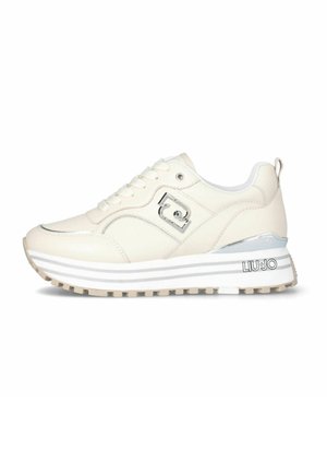 Sneaker in pelle bianca con finitura texturizzata, accenti in argento e un design della suola a strati. Presenta un dettaglio del logo sul lato e i lacci.