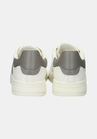 Sneakers bianchi in pelle con forma arrotondata, dettagli grigi sui talloni, suole in gomma testurizzata e finitura superficiale liscia.