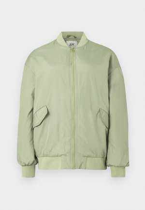 Veste bomber vert clair avec fermeture éclair à l'avant, poches latérales, poignets élastiques et ourlet côtelé. Fabriquée en tissu lisse et léger.