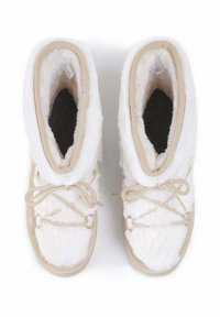 Valkoturkista valmistetut bootsit beige-yksityiskohdilla; varustettu ristiin menevillä nauhoilla ja pehmeällä vuorella; pyöreä muoto; tasainen kumipohja.