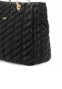 Schwarze gesteppte Handtasche aus weichem, glänzendem Leder, mit einer strukturierten Form und goldfarbenen Kettenakzenten.