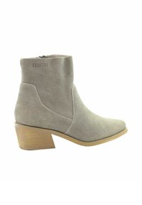 Szare zamszowe botki za kostkę na słupku, z bocznym zamkiem błyskawicznym, przeszyciami i gładką czubkiem. Widoczne logo marki po boku.