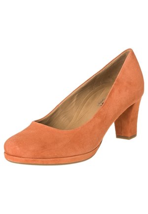 Orange Veloursleder-Pumps mit rundem Zeh und Blockabsatz. Der Schuh zeichnet sich durch eine glatte Textur und ein schlichtes Design aus.