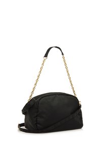 Bolso de hombro de tela negra con forma redondeada, correa de cadena dorada y una correa de tela desmontable para versatilidad. Textura suave; detalle mínimo.