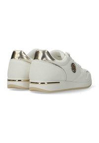 Sneaker bianche con accenti metallici dorati, materiale testurizzato, punta tonda e suola imbottita con un logo discreto sul lato.