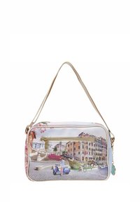 Borsa a mano rettangolare in pelle sintetica, con una vivace stampa di un paesaggio urbano, tracolla regolabile e dettagli in metallo dorato.