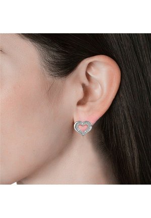 Orecchini a forma di cuore in argento con un centro cavo, abbelliti con piccole pietre chiare intorno al bordo esterno, con una superficie metallica liscia.