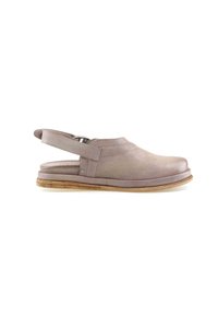 Chaussure slingback pour homme en cuir beige avec bout fermé, bride réglable et semelle en bois superposée.