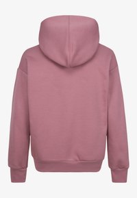 Rózsaszín kapucnis pulóver egyszínű textúrával, húzózsinóros kapucnival, bordázott mandzsettákkal és szegéllyel. A hátsó nézet laza szabást mutat.