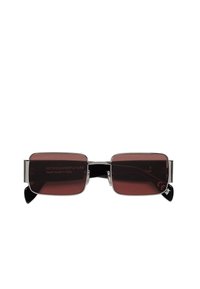 Occhiali da sole rettangolari con lenti scure di colore rosso, dettagli in metallo argentato e bracci in plastica nera. Logo inciso sulle lenti.
