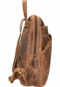 Sac en cuir tan avec une finition texturée, compartiment principal à glissière et poche latérale. Il dispose d'une sangle réglable et d'accents cousus.