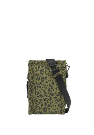 Oliwkowa torebka na ramię z czarnym nadrukiem w cętki lamparta, regulowanym czarnym paskiem i srebrnymi elementami.