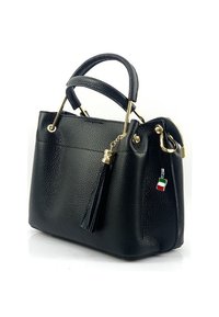 Zwarte leren handtas met gouden hardware, gestructureerd oppervlak, dubbele handvatten, rits sluiting en een kwastje. Voorzien van een klein charm met de Italiaanse vlag.