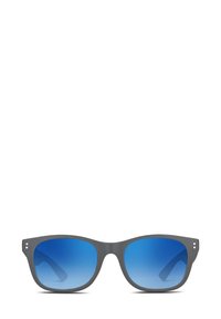 Occhiali da sole grigi con montatura quadrata, lenti blu sfumate e piccoli accenti metallici negli angoli. Finitura opaca e superficie liscia.