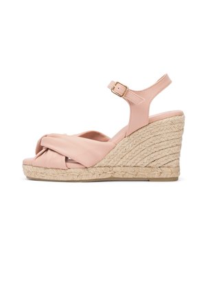 Sandalia de cuña de cuero rosa con plataforma de yute trenzado, correa en el tobillo y cierre con hebilla dorada.