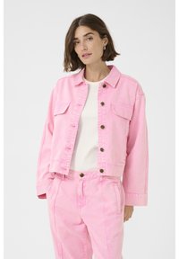 Rosa denimjacka med en kortad design, knappstängning och två framfickor, parat med matchande rosa denimbyxor. Slät textur.