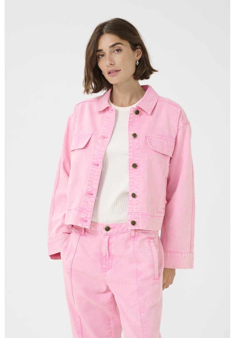 Rosa denimjacka med en kortad design, knappstängning och två framfickor, parat med matchande rosa denimbyxor. Slät textur.