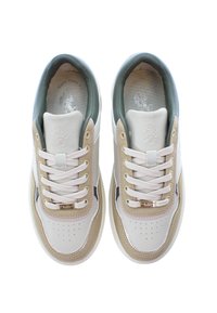 Läder sneakers med en ljusbeige och grön färgsättning, med en texturerad tunga, guldfärgad hårdvara och perforerade detaljer på tån.