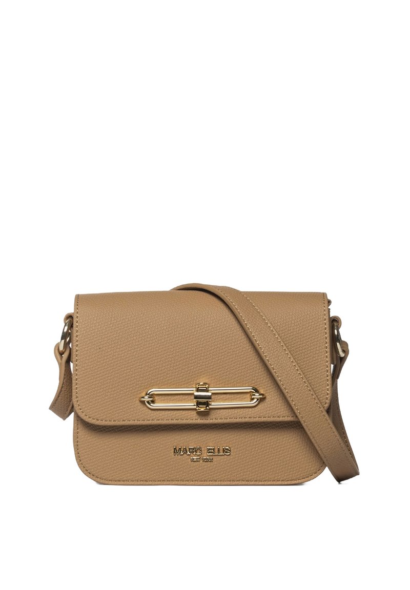 Tan gekleurde leren schoudertas met een klep-sluiting, gouden hardware accenten en een verstelbare schouderband. Merknnaam in reliëf op de voorkant.