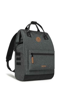 Grau Stoff-Rucksack mit strukturiertem Design, Lederakzenten, Front-Reißverschlussfach und verstellbaren Trägern. Mit einem runden Logo-Patch.