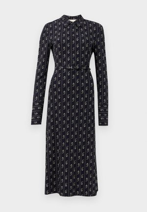Vestido de manga larga en color navy con cuello tipo solapa, cintura ceñida con cinturón y líneas verticales en crema con patrón. Tejido suave, diseño hasta los tobillos.