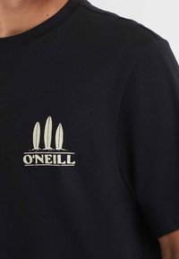 Sort bomulds t-shirt med et hvidt grafik af tre surfbrætter over brandnavnet "O'Neill" trykt på brystet.