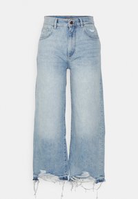 Jeans en denim bleu clair à jambes larges et taille haute. Caractéristiques d'ourlets effilochés et de légères usures au niveau des poches avant.