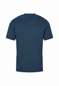 Preprost temno moder bombažni T-shirt z kratkimi rokavi, prikazan od zadaj, z okroglim vratom in brez vidnih logotipov ali vzorcev.