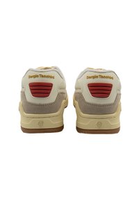 Beige- und braune Sneakers aus strukturiertem Wildleder und Mesh, mit roten Akzenten und goldenem Markenlogo auf der Ferse. Gummisohle.