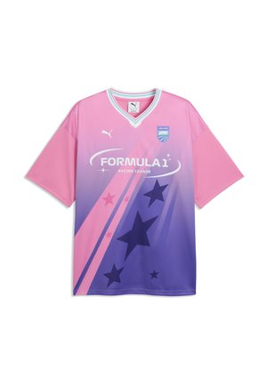 Różowo-fioletowa sportowa koszulka z gradientem, napisem „Formula 1 Racing League”, gwiazdkowymi grafikami, logo Puma oraz odznaką ligi wyścigowej.