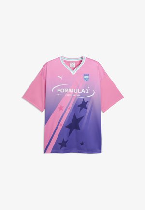 Maglia sportiva sfumata rosa e viola con la scritta "Formula 1 Racing League", grafiche a stelle, logo Puma e distintivo della lega di corsa.