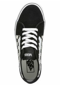 Zapatillas de ante negras con cordones blancos y patrón de tablero de ajedrez en los lados. Presenta un collar acolchado y un logo en la lengüeta.