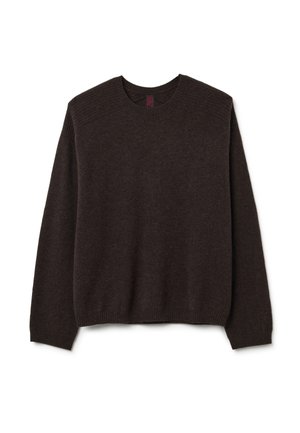 Suéter de punto marrón oscuro con cuello redondo, detalles acanalados en los hombros y los puños, y un corte relajado. Textura suave con un diseño clásico.