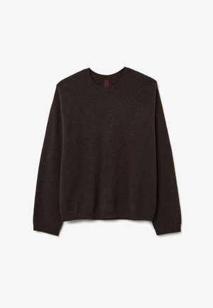 Maglione a maglia marrone scuro con collo a giro, dettagli a coste sulle spalle e sui polsi, e una vestibilità rilassata. Texture morbida con un design classico.