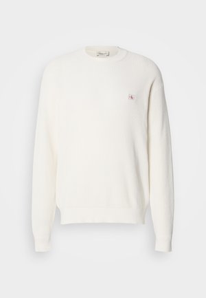 Wit gebreide longsleeve crewneck trui met geribbelde manchetten en boord, met een klein Calvin Klein logo-opdruk op de linkerborst.