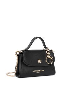 Borsa a mano in pelle nera con design strutturato, manico superiore, tracolla in catena dorata removibile e dettaglio con chiusura. Presenta un logo impresso sulla parte anteriore.
