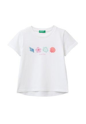 Biały T-shirt z krótkim rękawem i okrągłym dekoltem, z czterema kolorowymi, haftowanymi motywami: niebieską muszlą, różowym kwiatem, zielono-białym kołem i czerwoną muszlą przegrzebka.