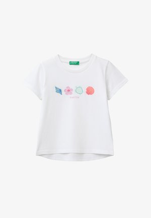 Biały T-shirt z krótkim rękawem i okrągłym dekoltem, z czterema kolorowymi, haftowanymi motywami: niebieską muszlą, różowym kwiatem, zielono-białym kołem i czerwoną muszlą przegrzebka.