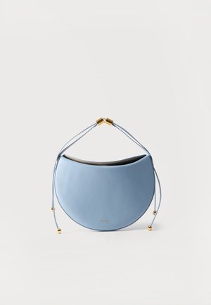 Ανοιχτό μπλε τσάντα χειρός σε σχήμα ημισέληνου με λεπτά διπλά λουράκια και διακοσμητικές χρυσές χάντρες σε απλό λευκό φόντο.