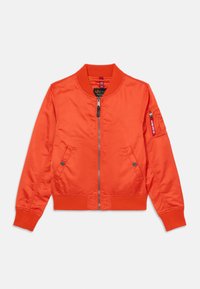 Orange bomberjacka med dragkedja framtill, ribbad krage, två sidofickor och en ficka med dragkedja på ärmen. Slätt, lättviktigt tyg.