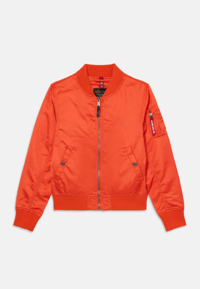 Πορτοκαλί μπομπερ μπουφάν με φερμουάρ μπροστά, ριμπέν κολάρο, δύο πλευρικές τσέπες και τσέπη με φερμουάρ στο μανίκι. Απαλή, ελαφριά ύφανση.